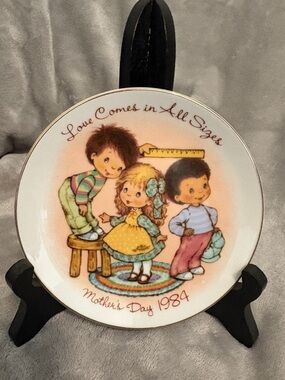 Vintage Mother's Day 1984 Collectible Plate - 'Love Comes in All Sizes'